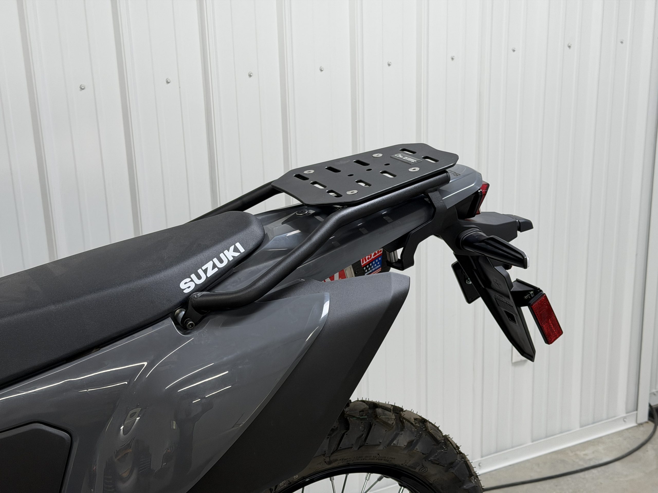 Suzuki DR-Z4S – Piastra Portaborsa Posteriore